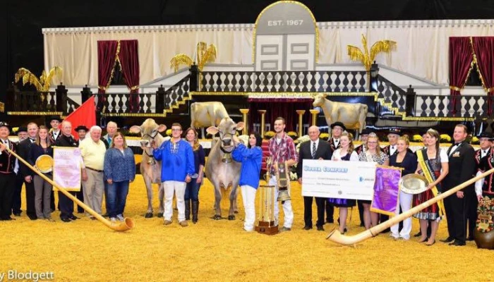 Photo de Brown Heaven, Dave Rousseau, Josée Charron et leurs proches célébrant une deuxième victoire consécutive.