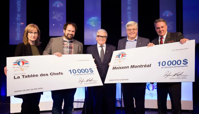 Direction d'Olymel présentant leurs deux chèques à des organisations charitables.