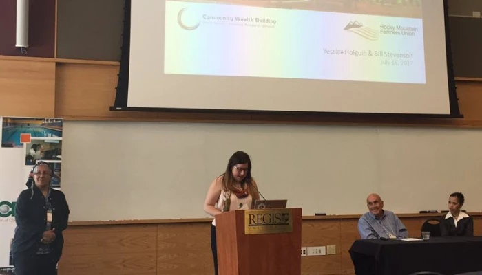 Photo d'Andréa Renaud en train de parler lors du congrès annuel de l’Association des éducateurs coopératifs (ACE).