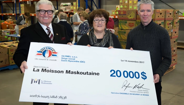 Réjean Nadeau, Claudine Gauvin et Pierre Provost tenant le chèque de la part d'Olymel.