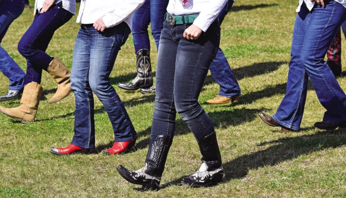 Photo de personnes en train de faire de la danse country.