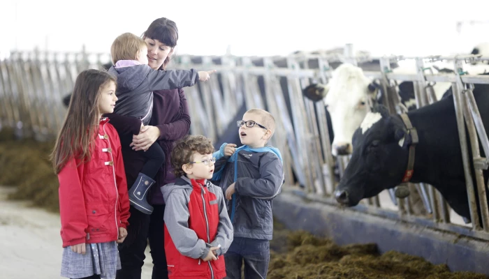 Une femme et des enfants dans une ferme.