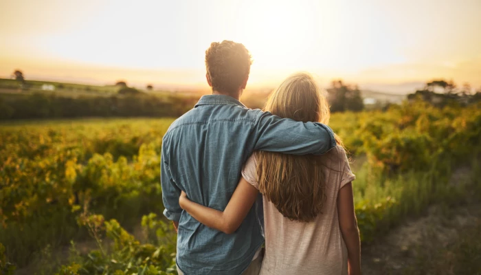 Un couple regardant un coucher de soleil.