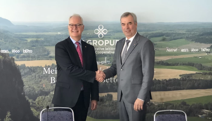 Deux membres d'Agropur se serrant la main.
