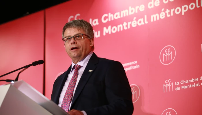 Gaétan Desroches en train de s'adresser à un public.