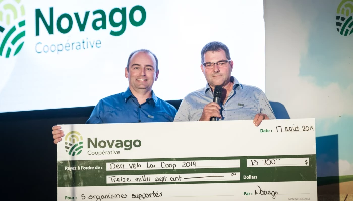 Personnes tenant le chèque de Novago Coopérative.