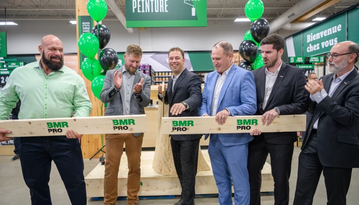 Administrateurs et propriétaires de BMR entrain d'inaugurer en compagnie de Robert Aubin.