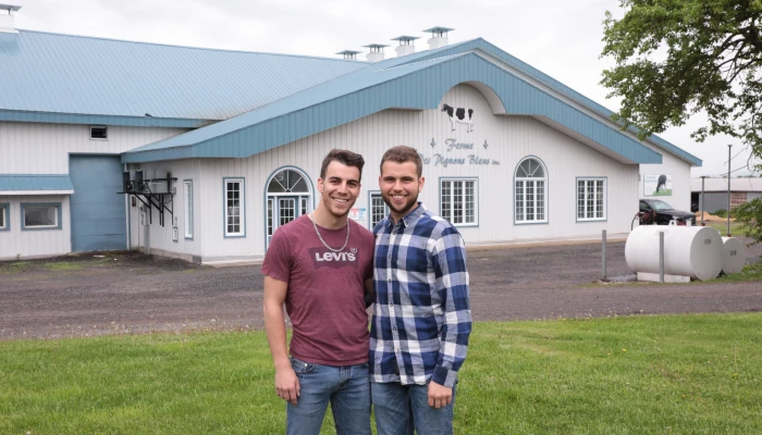 Fred et Luka devant la Ferme des pignons bleus.