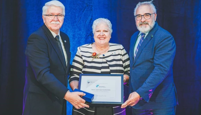 Maria Labrecque Duchesneau recevant le Mérite Spécial Adélard-Godbout.