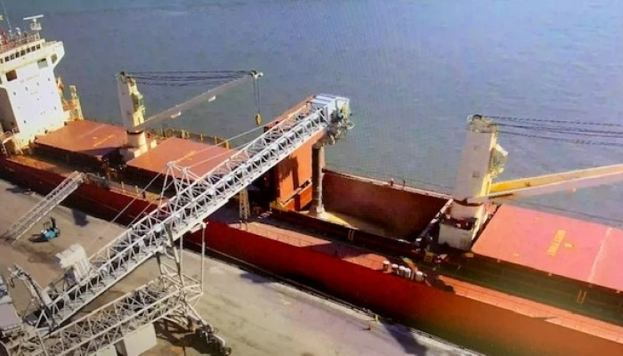 Premier navire quittant le terminal maritime.