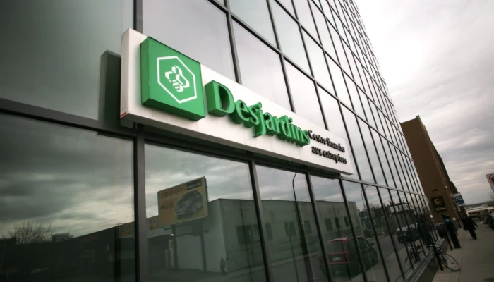 Extérieur d'une banque Desjardins.