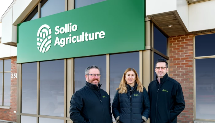 Personnes présentes devant un bâtiment de Sollio Agriculture.