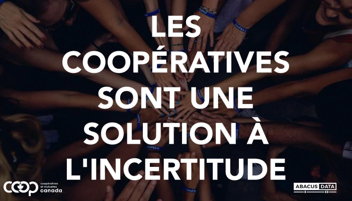 Personnes réunissant leurs mains ensemble dans le but de symboliser l'entraide.