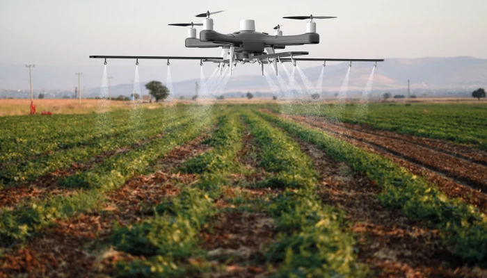Drone arrosant un champ.