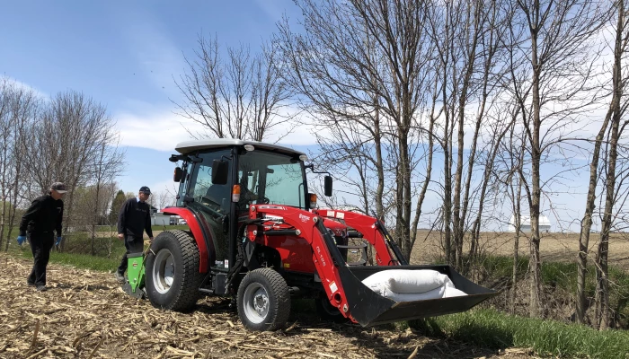 un-semoir-a-bandes-riveraines-pour-contribuer-a-se-tenir-a-bonne-distance-des-cours-deau