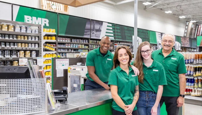 Employés d'une boutique BMR.