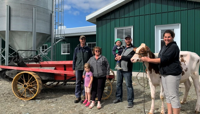 Élise Côté, Jean-Sébastien East et leur famille.