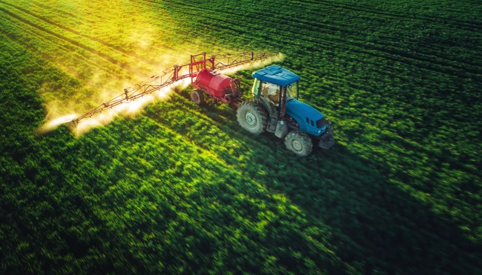 Tracteur dans un champ