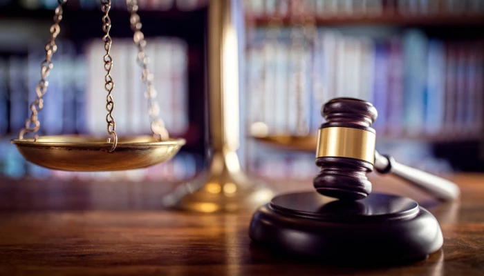 Balance et marteau représentant la loi.