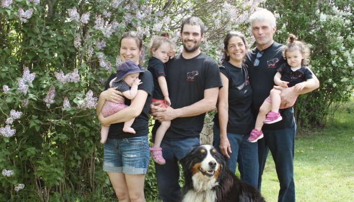 Les propriétaires de la Ferme Lyan et leur famille.