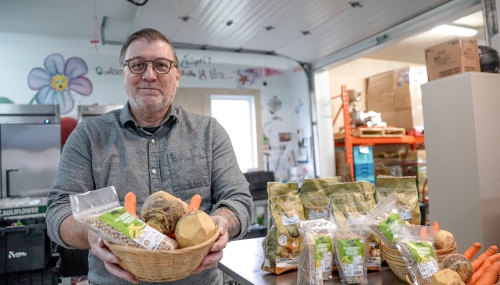 Homme tenant un panier