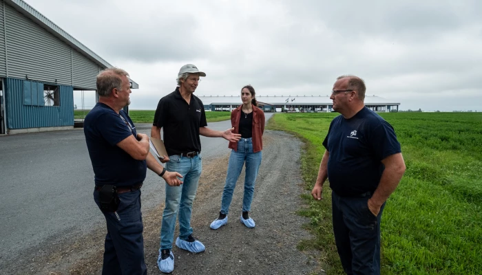 Jacques Nault, agronome et vice-président de Logiag, accompagné de Jessica Di-Bartolomeo, responsable du dossier et des calculs des GES de la Ferme Landrynoise au sein de Logiag, et des frères Landry