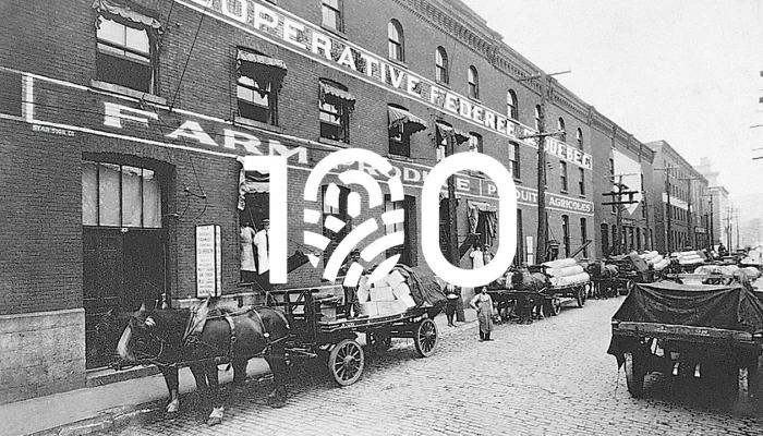 Ancien bâtiment avec logo 100e Sollio.