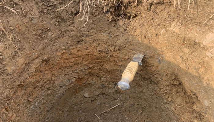 Pelle plantée dans le sol