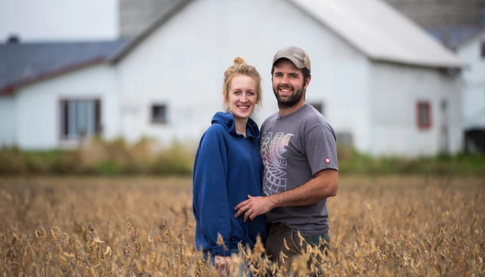 Jonathan Reilley et Julie Reber devant la ferme.