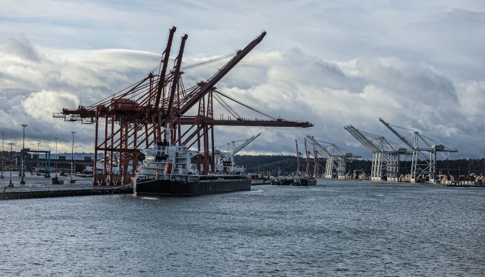 Bateau cargo à un port.