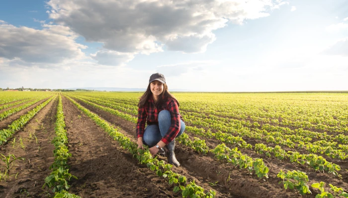Jeune agricultrice dans un champ.