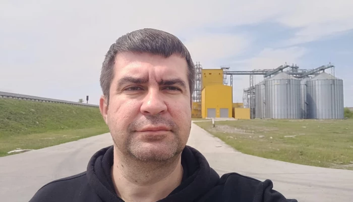 Sergii Kurditskyi, directeur général de l’Union des Coopératives Gospodar, face à l’élévateur à grain coopératif de Vasylkyivka