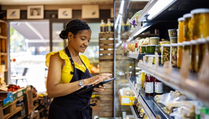 Femme faisant l'inventaire d'une épicerie