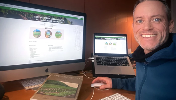Ghislain Jutras devant le Wiki Maraîcher.
