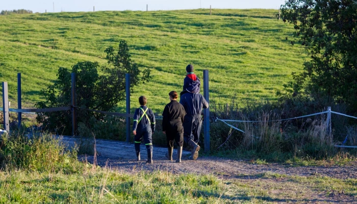 Gens marchant sur un chemin de terre