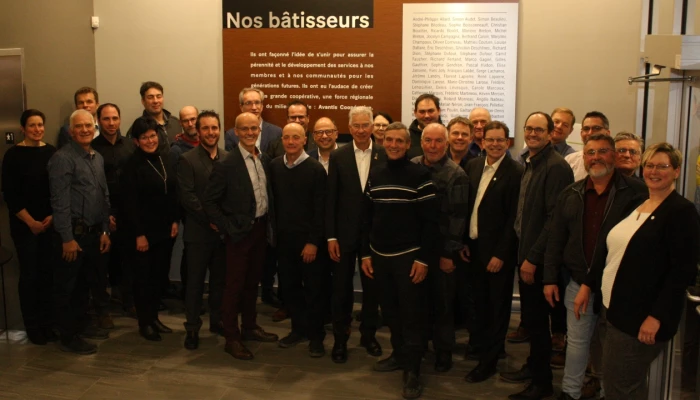 La direction d’Avantis Coopérative, des membres du conseil d’administration, de nombreux employés et des bâtisseurs de la coopérative