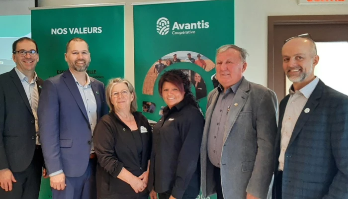 Michel Delisle, chef de la direction d'Avantis, Israel Ward-McNally, vice-président détail, Maryse Côté, gérante de l’épicerie, Sonia Lavoie, directrice centre de rénovation de Saint-Narcisse, Denis Dion, maire de Saint-Narcisse et Frédéric Martineau, président d'Avantis.