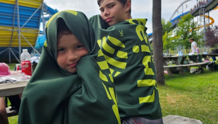 Deux enfants dans une serviette Uniag Coopérative