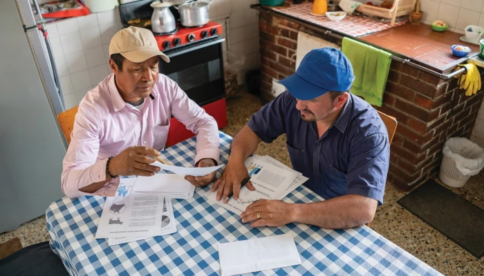 Deux hommes en pleine réunion