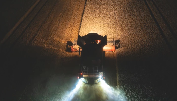 Tracteur dans la pénombre.