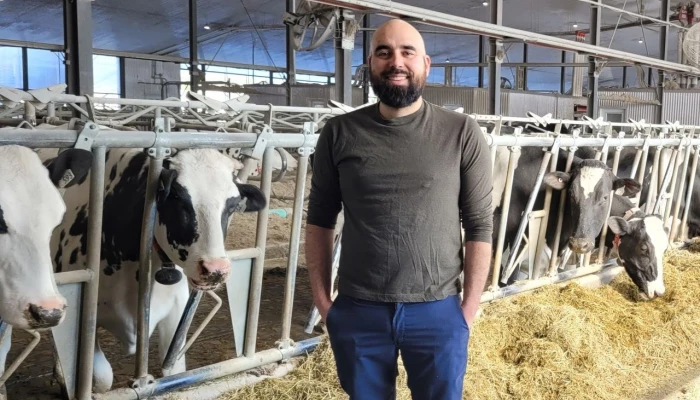 Photo de Félix Couture, de la Ferme Agricouture S.E.N.C., dans son étable.