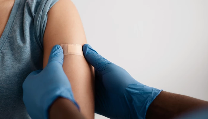 Personne se faisant vacciner.