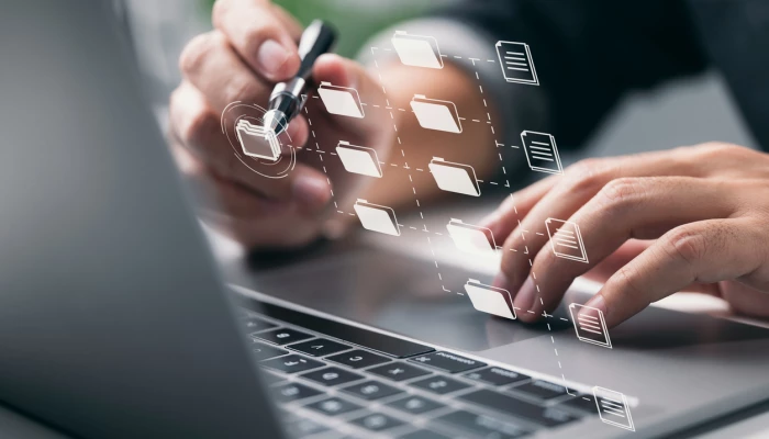 Personne sélectionnant un dossier sur son ordinateur