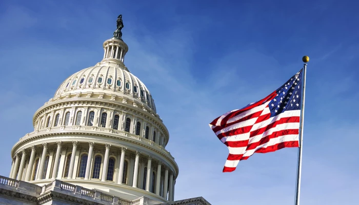 Capitole et drapeau des États-Unis