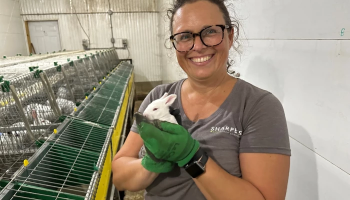 Cathy Fraser avec un lapin dans ses mains