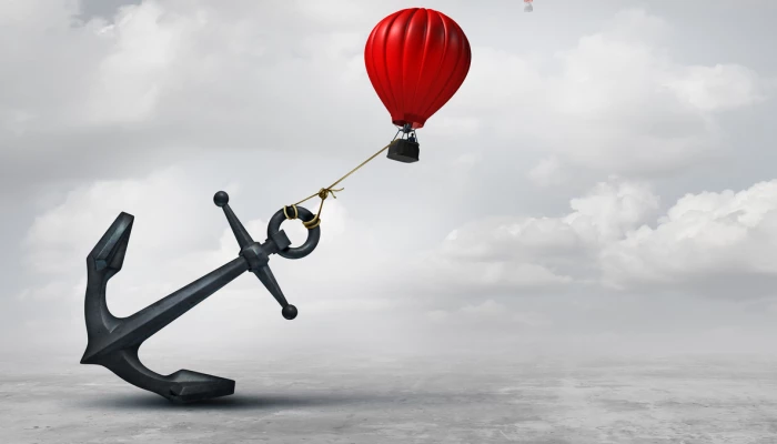 Une montgolfière est retenue par une ancre