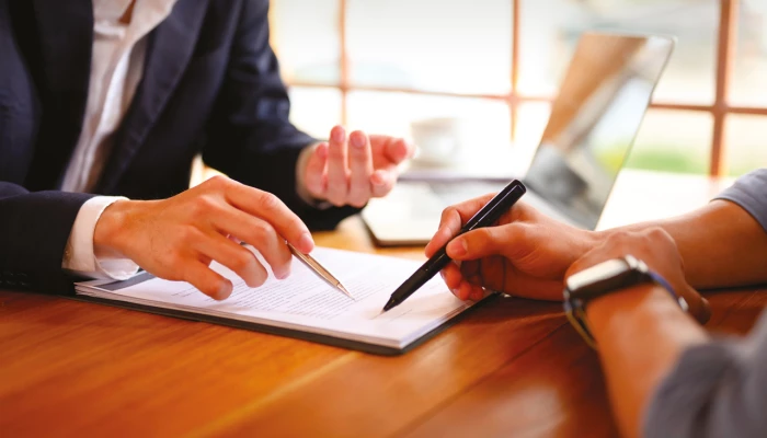 Deux personnes signant un contrat