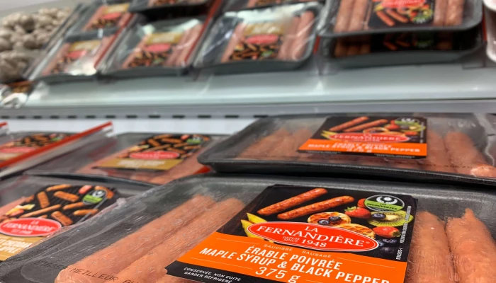 Étagère des saucisses à l'épicerie