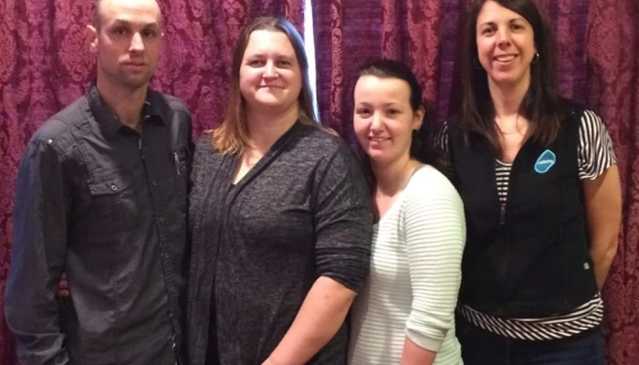 De gauche à droite : Dominique Bard, Amélie Tremblay, propriétaires de la Ferme Barjo, Charlène Bouchard, employée à la ferme, Karen Bergeron, conseillère stratégique Valacta.