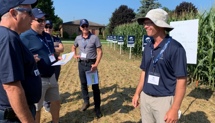 Maizex présente ses parcelles de maïs et de soya, ses usines et ses innovations lors d’une journée immersive pour les experts-conseils.